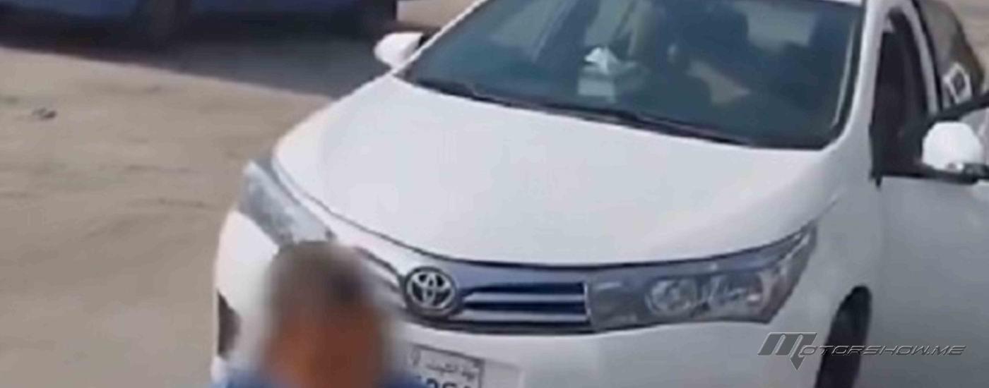 بالفيديو: طفل يجرّ سيارة بجسده وهو مُكبّل بالحبال!