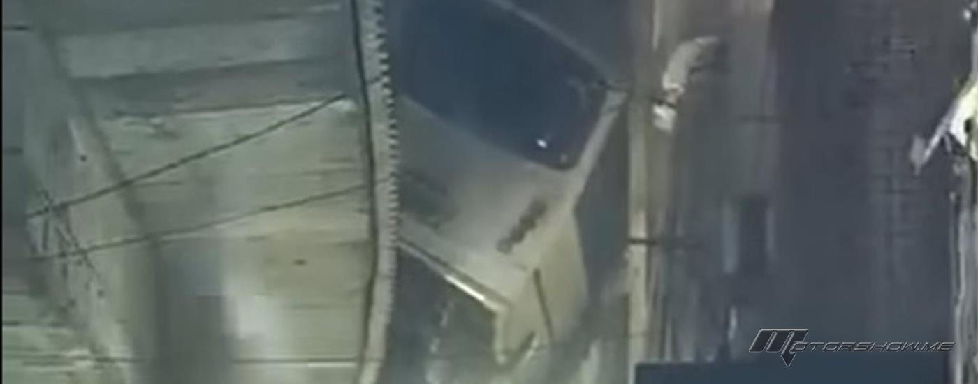 حادث مروع في مصر.. باص يعلّق بين جسر وشرفة منزل دون إصابات