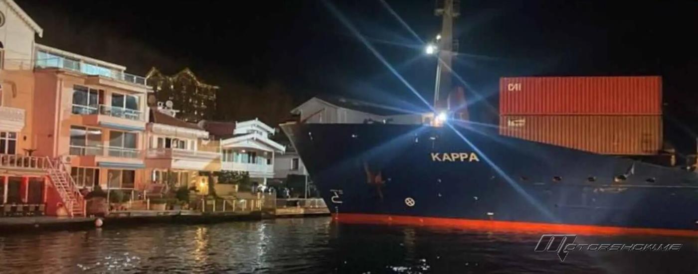 سفينة شحن تقترب بشكل خطير من قصر على البوسفور