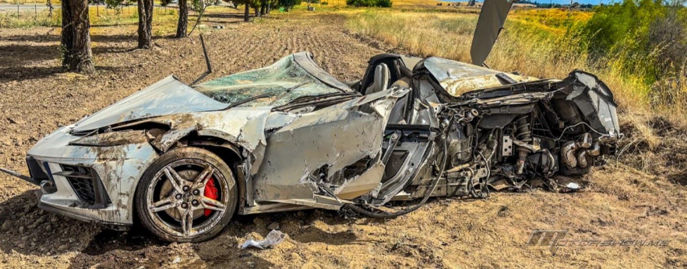 حادث مروع يحطم كورفيت C8 في كاليفورنيا ويترك السائق بإصابات خطيرة