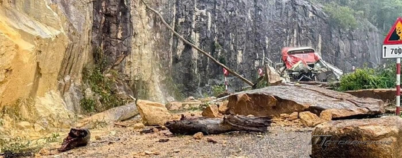 حافلة ركاب تُطمر جراء انهيار أرضي في فيتنام