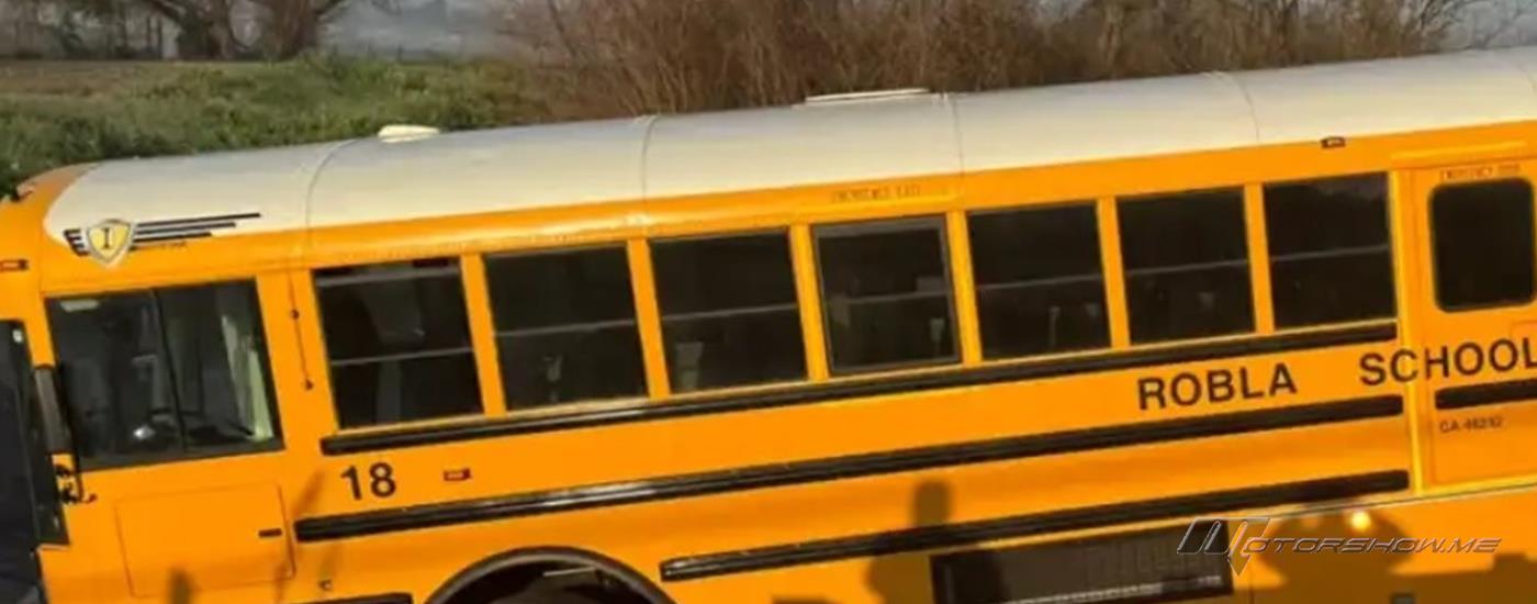 لحظات رعب في كاليفورنيا: حافلة مدرسية تنقلب والطلاب ينجون بأعجوبة