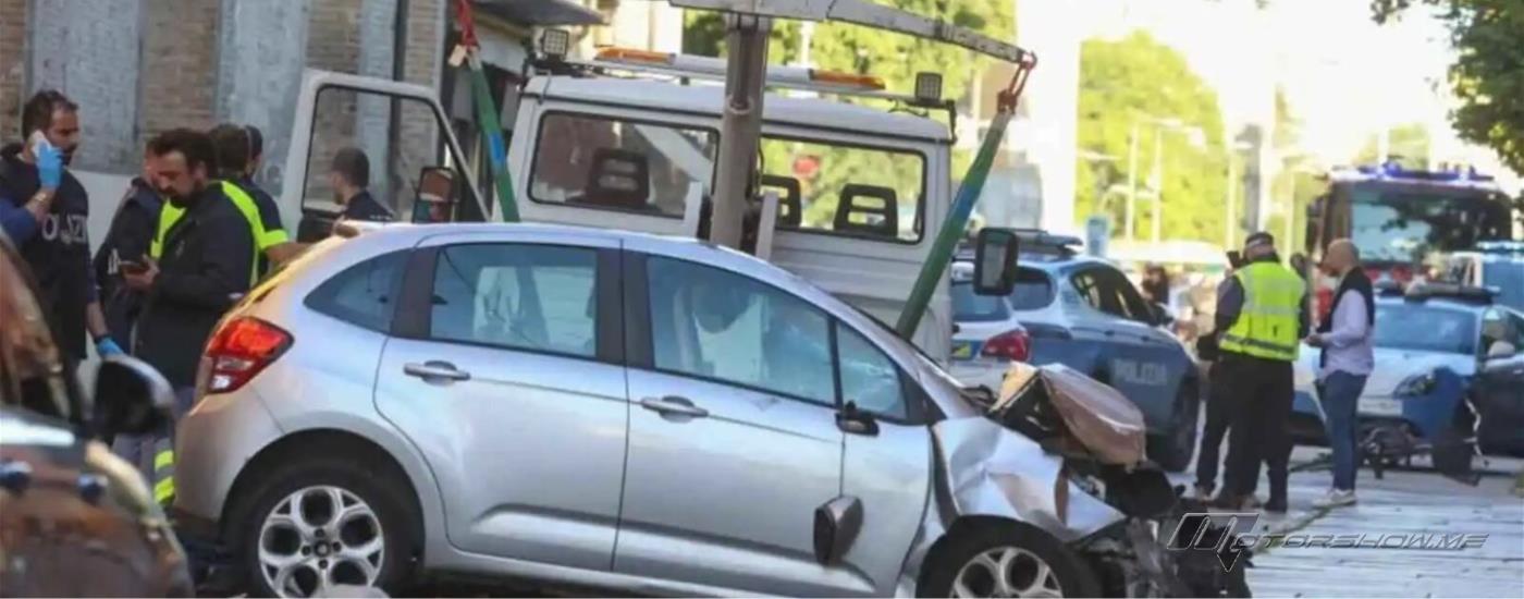 لحظات رعب في شوارع إيطاليا… سيارة تقتحم المشاة بسرعة جنونية!