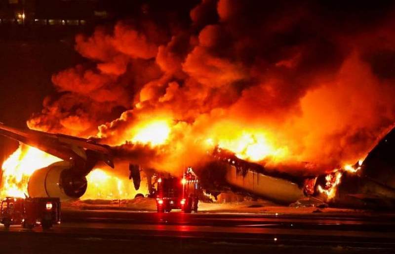 حريق يندلع في طائرة أثناء صعود الركاب