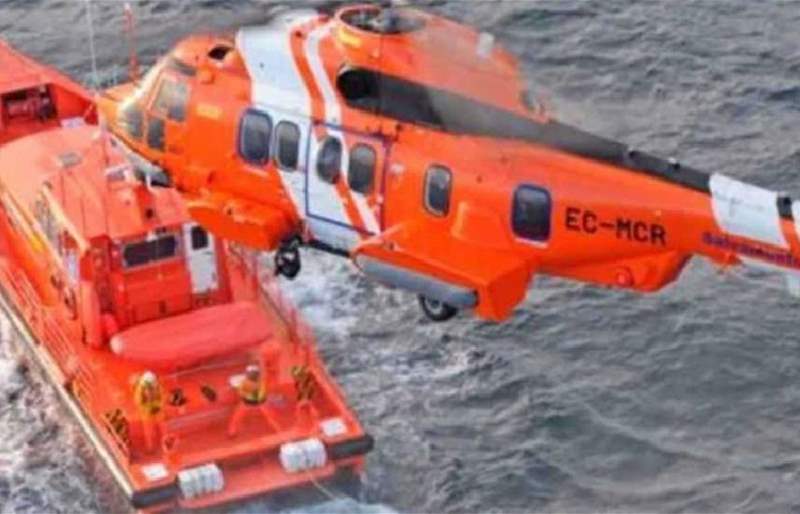 موجة هائلة تجتاح مسبحًا طبيعيًا