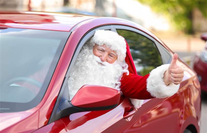 بالفيديو: بابا نويل وزوجته أمام الشرطة بسبب السرعة