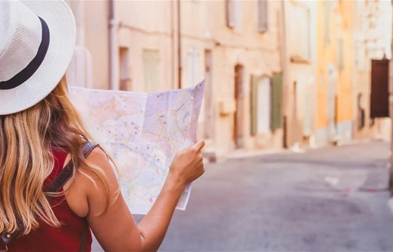 إلى كل امرأة تحلم بالمغامرة… هذه أفضل مدن العالم للسفر منفردة في 2026! 