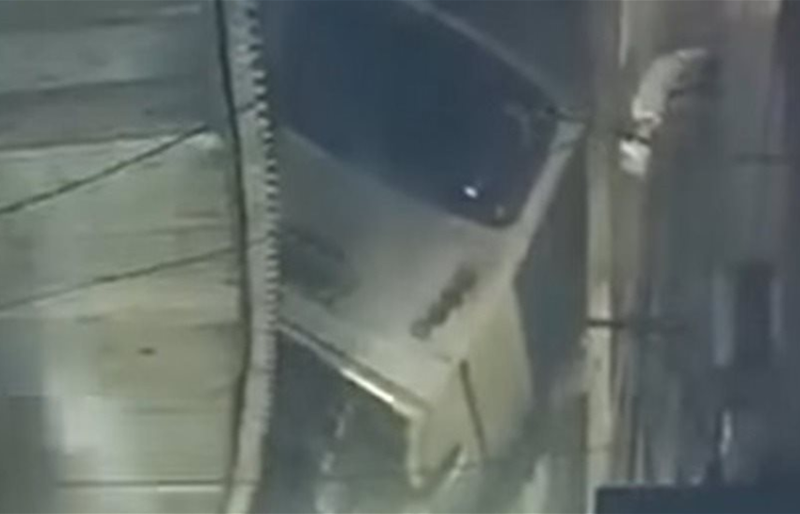 حادث مروع في مصر.. باص يعلّق بين جسر وشرفة منزل دون إصابات