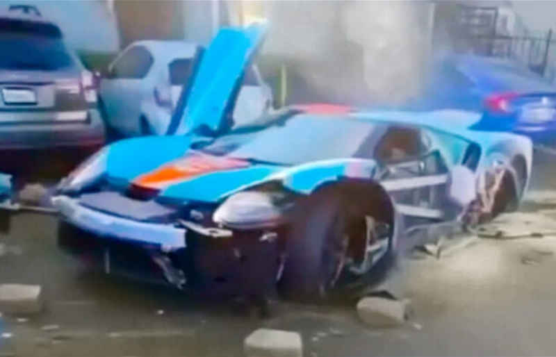 فيديو يوثق لحظة تحطم فورد GT نادرة تتجاوز قيمتها المليون دولار 