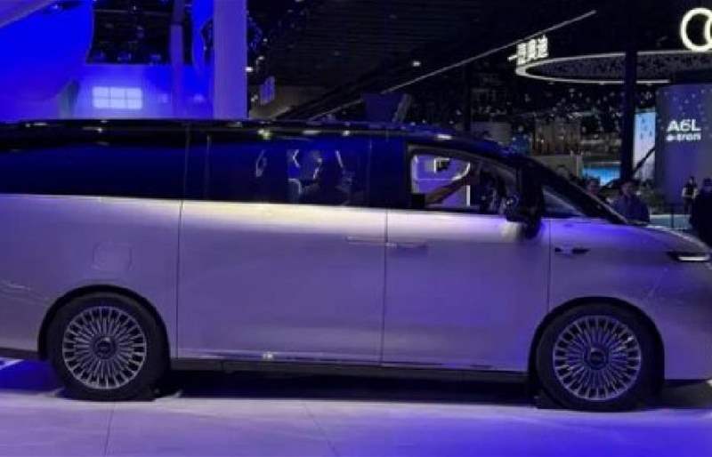 جيلي جالاكسي V900 مركبة صينية فاخرة بقدرة استيعاب تصل إلى 8 ركاب