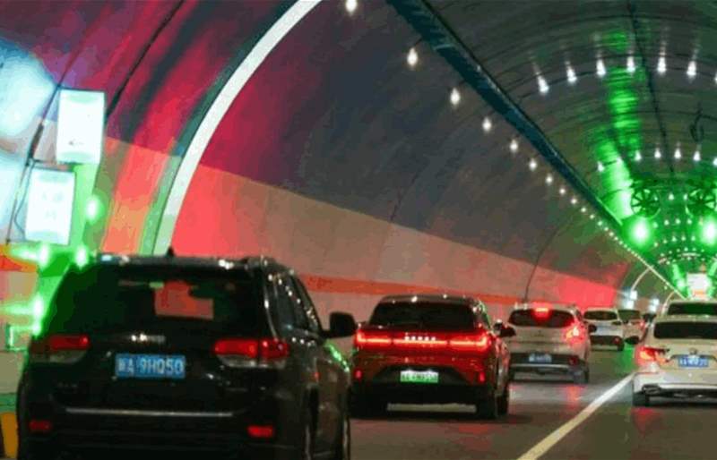 الصين تفتتح أطول نفق طريق سريع في العالم ويعيد رسم حركة التنقل في شينجيانغ