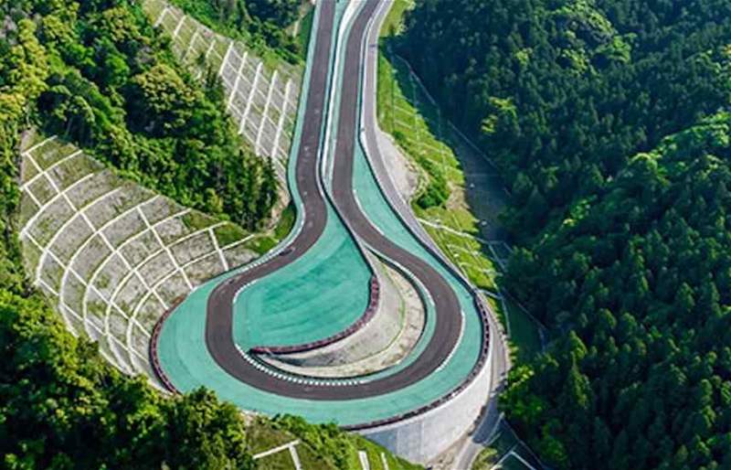 ملياردير ياباني يبني مضمار سباق خاص لعائلته بتكلفة 200 مليون دولار لتجربة فورمولا 1 حصرية