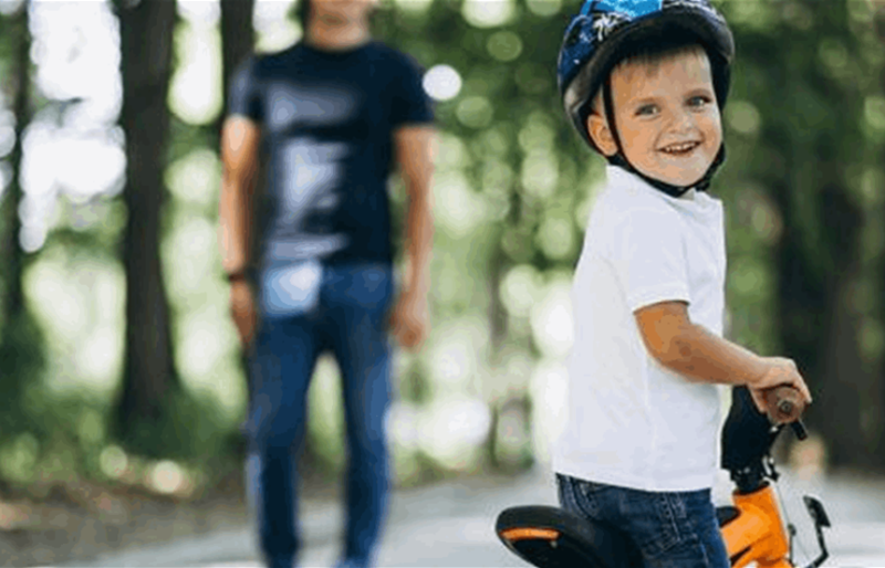 شاب صيني يحقق نجاحًا لافتًا في تعليم ركوب الدراجات للكبار