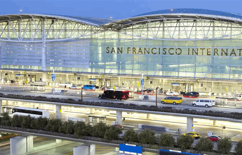 مأساة في مطار سان فرانسيسكو: رجل يسقط أسفل منصة شحن