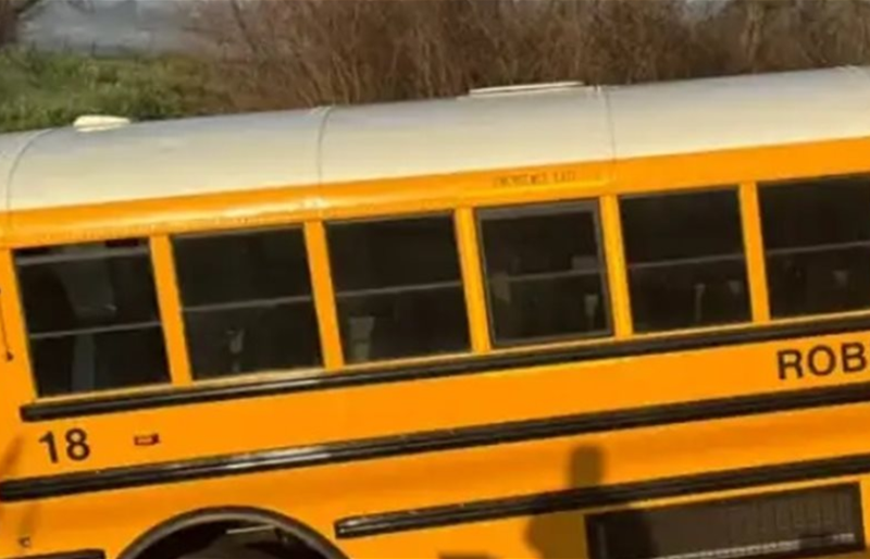 لحظات رعب في كاليفورنيا: حافلة مدرسية تنقلب والطلاب ينجون بأعجوبة