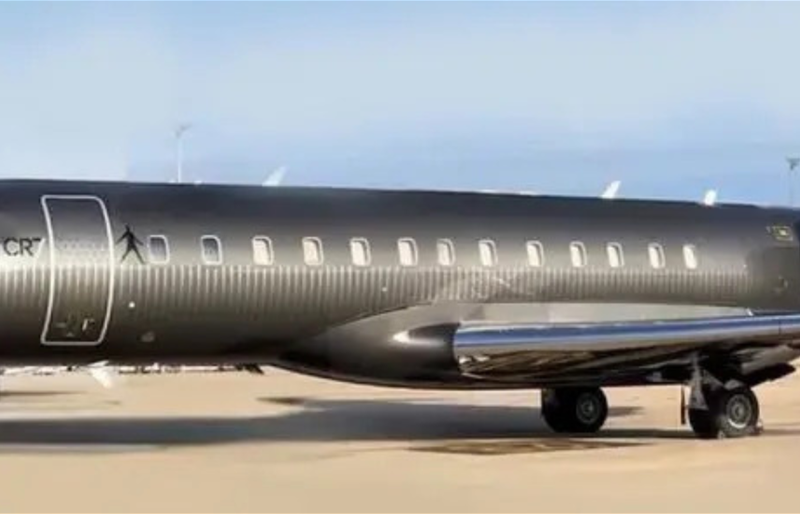 طائرة كريستيانو رونالدو في مطار بولندي… كم تبلغ قيمتها؟