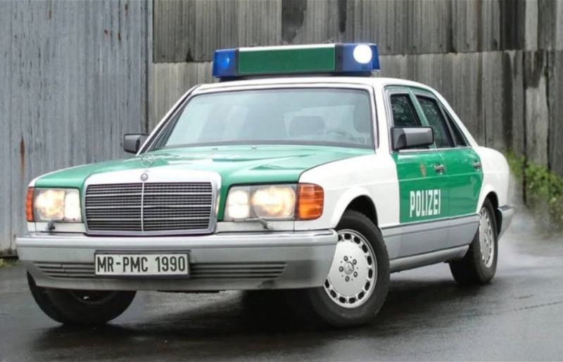 تصميمات داخلية مبتكرة في سيارات الشرطة الألمانية أوائل التسعينيات