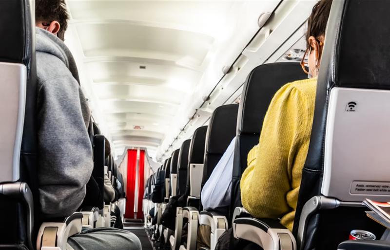 رجل ينتحل صفة مضيف طيران ويسافر مجاناً في أكثر من 120 رحلة