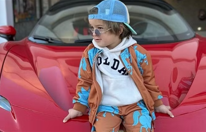 طفل خلف مقود فيراري SF90… لحظة غير متوقعة على الحلبة